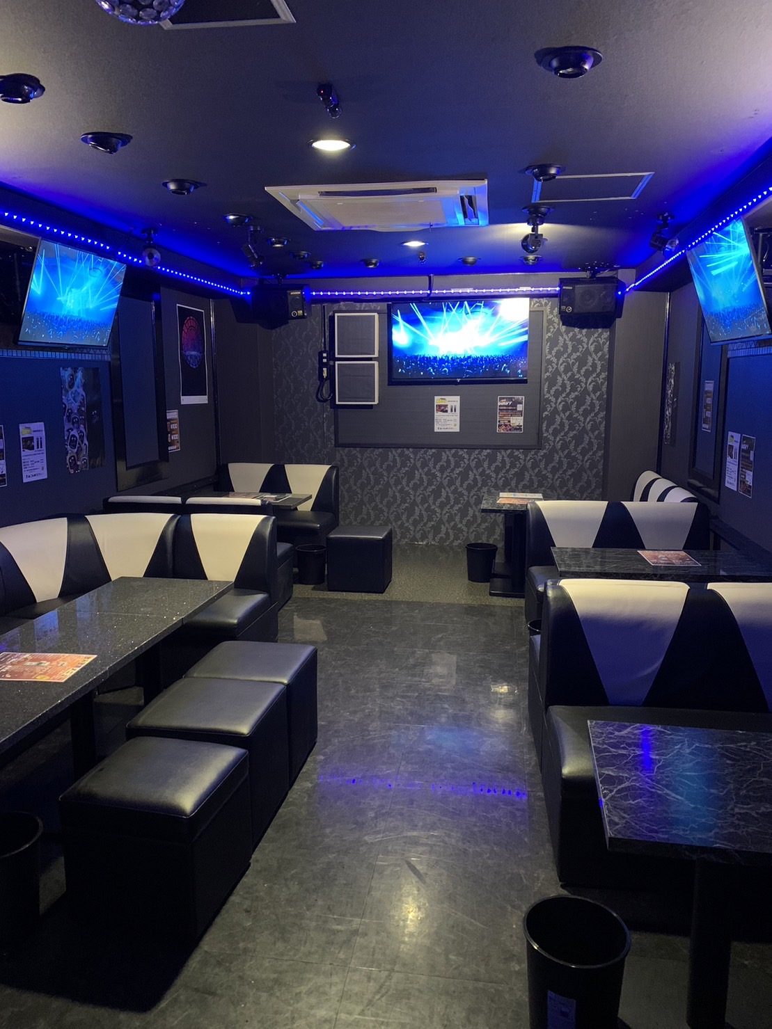 カラオケバーの店内 ネオンの光る夜